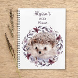 Igel Niedlich Watercolor Baby Name Kalender Planer<br><div class="desc">Dieser niedliche Baby-Tier-Planer hat das Jahr und Ihren mit Monogramm Namen in der modernen kursiven Schrift, über einer Aquarellkunst-Illustration eines bezaubernden Igels und einem mädchenhaften, botanischen Kranz aus Rosa, Lila, violetten Blumen und Blätter, auf weißem Hintergrund. Sie werden diesen trendigen, naturbezogenen Kalender-Planer Liebe geben. Matching Artikel sind in unserem Shop...</div>