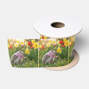 Igel schnuppert an einer gelben Daffodil Satinband