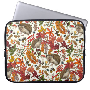 Igel und Herbstwaldflora auf Elfenbein Laptopschutzhülle