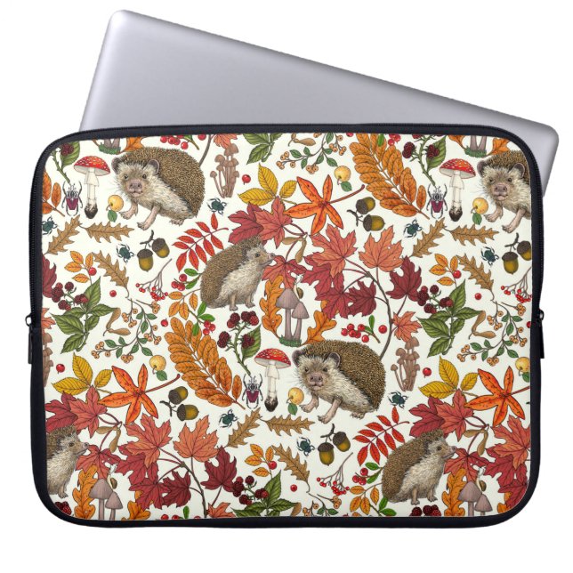 Igel und Herbstwaldflora auf Elfenbein Laptopschutzhülle (Vorderseite)