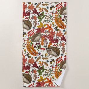 Igel und Herbstwaldflora auf Elfenbein Strandtuch