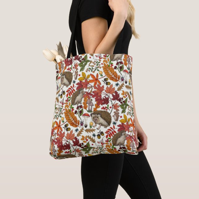 Igel und Herbstwaldflora auf Elfenbein Tasche (Von Nahem)