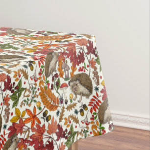 Igel und Herbstwaldflora auf Elfenbein Tischdecke