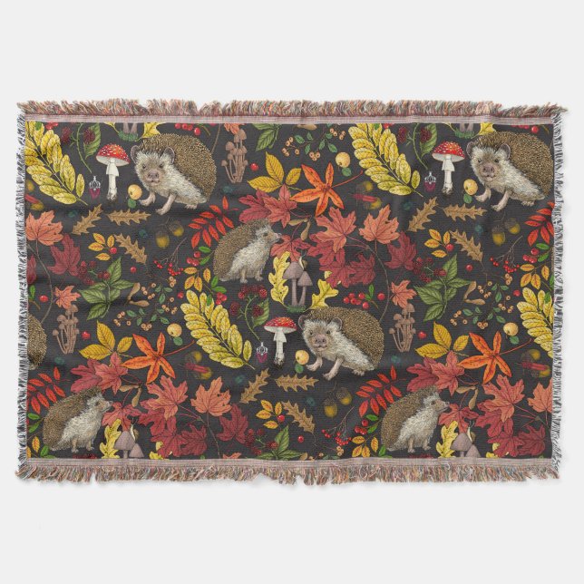 Igel und Herbstwaldflora auf Schwarz Decke (Vorderseite)