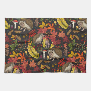 Igel und Herbstwaldflora auf Schwarz Geschirrtuch