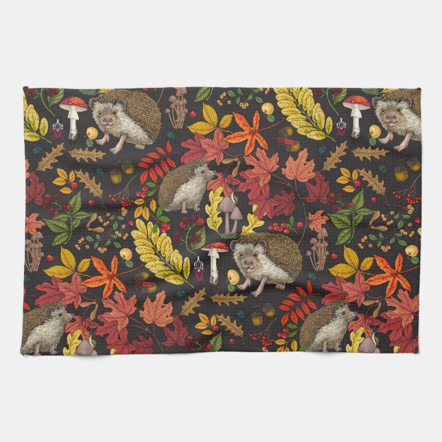 Igel und Herbstwaldflora auf Schwarz Geschirrtuch (Horizontal)