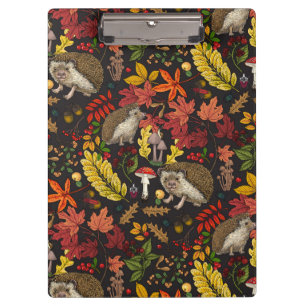 Igel und Herbstwaldflora auf Schwarz Klemmbrett