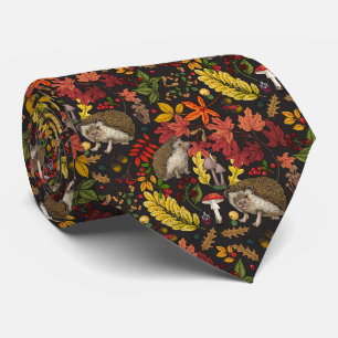 Igel und Herbstwaldflora auf Schwarz Krawatte
