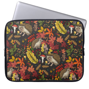 Igel und Herbstwaldflora auf Schwarz Laptopschutzhülle