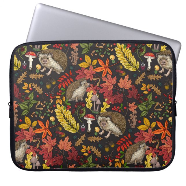 Igel und Herbstwaldflora auf Schwarz Laptopschutzhülle (Vorderseite)