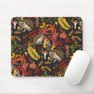 Igel und Herbstwaldflora auf Schwarz Mousepad