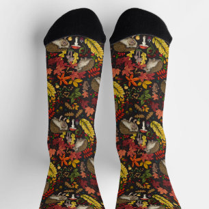 Igel und Herbstwaldflora auf Schwarz Socken