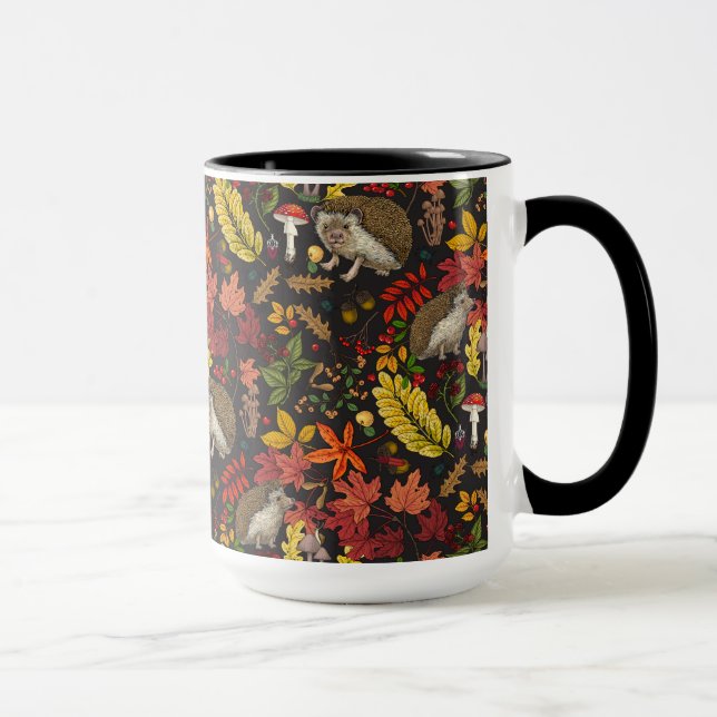 Igel und Herbstwaldflora auf Schwarz Tasse (Rechts)