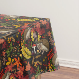 Igel und Herbstwaldflora auf Schwarz Tischdecke