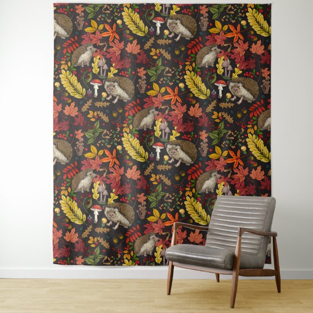 Igel und Herbstwaldflora auf Schwarz Wandteppich (Beispiel)
