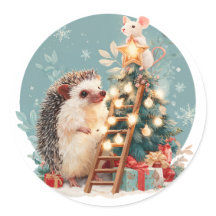 Igel und Maus dekorieren Weihnachtsbaum