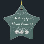 Ihnen viel Buncos wünschen Keramikornament<br><div class="desc">Attraktive Bunco Verzierung für Ihren Weihnachtsbaum oder Anzeigen in Ihrem Büro.  Ihnen viele bunco Weiß Buncos Eigenschaften wünschend drei,  würfeln Sie und ein Sternexplosionhintergrund. Personifizieren Sie diese bunco Verzierung mit Ihren eigenen Feiertags-Sprichwort- oder -brunnenwünschen. Kann als bunco Preis auch verwendet werden.</div>