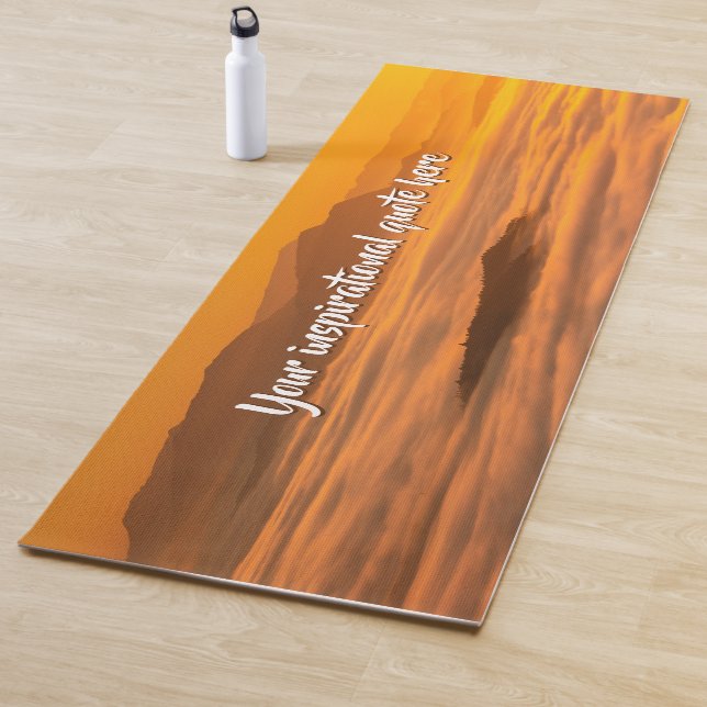 Ihr benutzerdefinierter Text überwindet nebelige L Yogamatte (Beispiel)