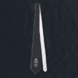 Ihr benutzerdefiniertes, ruhiges Sprichwort auf sc Krawatte<br><div class="desc">Ihr Behalten, ruhiges Sprichwort in einem eleganten, schwarz-wirbelfarbenen Dekor. Ein personalisiertes Sprichwort im Stile von Calm auf einem freundlichen Geschenk. Humorvoll oder skurril versuchen Sie Ihre kreativen Worte auf zwei bearbeitbaren Textzeilen. Vergessen Sie nicht, HAUPTSTÄDTE für beste Ergebnisse zu verwenden. Verwenden Sie den Link "Diesen Designer Gefragt", um uns mit...</div>