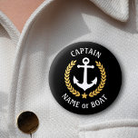 Ihr Bootsname Kapitän Anchor Gold Laurel Black Button<br><div class="desc">Ein Personalisierter Button mit Ihrem Bootsnamen, Familiennamen oder anderen gewünschten Text und Captain Titel oder anderen Rang, falls erforderlich. Mit einem speziell entwickelten nautischen Bootsanker, goldenen Blätter und Sternemblem auf schwarz oder passen die Primärfarbe leicht an Ihr aktuelles Thema an. Ein tolles Geschenk für Väter Tag, Mütter Tag, Geburtstag oder...</div>