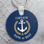 Ihr Bootsname Kapitän Anchor Laurel Navy Blue Schlüsselanhänger<br><div class="desc">Ein Personalisierter Schlüsselanhänger mit Ihrem Bootsnamen, Familiennamen oder anderen gewünschten Texten und Captain-Titel oder anderen Rängen, falls erforderlich. Mit einem speziell entwickelten nautischen Bootsanker, goldenen Blätter und Sternemblem auf Marineblau oder passen die Primärfarbe einfach an Ihr aktuelles Thema an. Ein tolles Geschenk für Väter Tag, Mütter Tag, Geburtstag oder jede...</div>