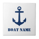 Ihr Bootsname oder Familienname Anker Navy Blue Fliese<br><div class="desc">Stilvolle Kacheln mit personalisiertem Bootsnamen,  Familienname oder anderen Texten,  ein individueller nautischer Bootsanker in Marineblau auf Weiß oder wählen Sie die Hintergrundfarben,  um Ihre Dekoration anzupassen.</div>