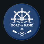 Ihr Bootsname oder Text Anker Oars Helm Navy Blau Magnet<br><div class="desc">Stilvoller runder Kühlschrank-Magnet mit Ihrem personalisierten Strandhaus,  Seehaus,  Familiennamen oder anderen Texten mit eigenem nautischen Schiffrad - Helm,  Anker,  gekreuzte Ruder und Sterne in Weiß auf Marineblau oder wählen Sie die Hintergrundfarben,  um Ihre Einrichtung. Macht ein großartiges,  einzigartiges Geschenk.</div>