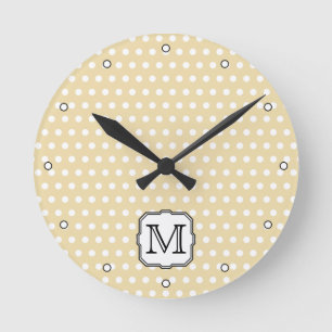 Ihr Brief. Kundenspezifisches Monogramm. Beige Runde Wanduhr