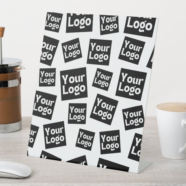 Ihr Design- oder Firmenlogo | Random Platzierung Sockelschild (In Situ)