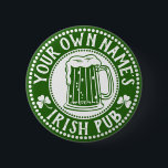 IHR eigener Name Irish Pub | Funny St Patrick's Da Button<br><div class="desc">Fügen Sie Ihren Vornamen oder Ihren Familiennamen hinzu - wie z.B.: William's oder The Murphy's, oder fügen Sie Ihren vollständigen Namen hinzu, wie z.B. in; Liam Murphy's, oder fügen Sie einen beliebigen Text hinzu - dann sind Sie alle Set! Funny Button-Back-Buttons, um Ihre Saint Patrick's Day Partys unvergesslich machen! Dieses...</div>