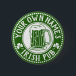IHR eigener Name Irish Pub | Funny St Patrick's Da Button<br><div class="desc">Fügen Sie Ihren Vornamen oder Ihren Familiennamen hinzu - wie z.B.: William's oder The Murphy's, oder fügen Sie Ihren vollständigen Namen hinzu, wie z.B. in; Liam Murphy's, oder fügen Sie einen beliebigen Text hinzu - dann sind Sie alle Set! Funny Button-Back-Buttons, um Ihre Saint Patrick's Day Partys unvergesslich machen! Dieses...</div>