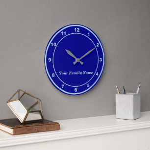 Ihr Familienname auf blauer runder Wanduhr