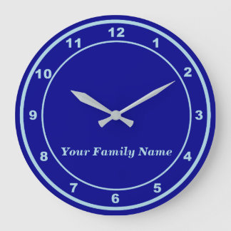 Ihr Familienname auf blauer runder Wanduhr