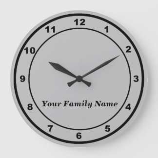 Ihr Familienname auf grauer runder Wanduhr