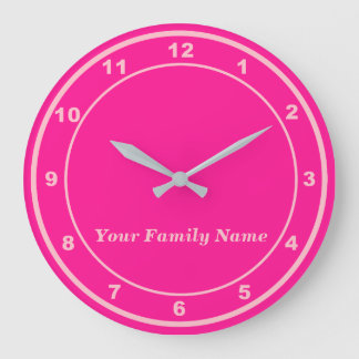 Ihr Familienname auf rosa runder Wanduhr