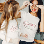Ihr Familienname Weihnachten Modern Script Familie T-Shirt<br><div class="desc">Modernes, minimalistisches Weihnachtskalligrafiedesign mit Ihrem Familiennamen für die passenden Fotos! Dieses niedliche Shirt ist schlicht und klassisch in Rot und Grün und sorgt für einen festlichen Flair! Rock the holidays in unserem personalisierten T - Shirt mit modernem Drehbuch. Entpacken Sie die Freude! 🎄 👨 ‍ 👩 ‍ ‍ #ChristmasStyle #FamilyLove...</div>