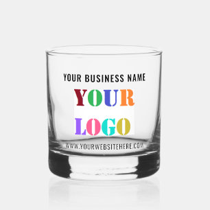 Ihr Firmenlogo und eine benutzerdefinierte Textvor Whiskyglas
