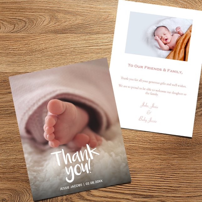 Ihr Foto Baby-Dusche Kindermädchen danke Karte (Baby boy announcement card featuring a close-up of tiny feet and handwritten style script )
