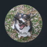 Ihr Foto für Ihren eigenen Hund Runde Wanduhr<br><div class="desc">Personalisieren Sie mit dem Foto Ihres eigenen Hundes auf dieser speziellen Haustier-Wanduhr und passen Sie mit ihrem Namen unten an. Ein wunderschönes personalisiertes Geschenk für Hunde oder Katzenbesitzer,  um ihre Liebe zu verewigen.</div>