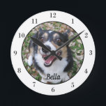Ihr Foto für Niedliche Haustiere Runde Wanduhr<br><div class="desc">Personalisieren Sie mit dem Foto Ihres eigenen Hundes auf dieser speziellen Haustier-Wanduhr und passen Sie mit ihrem Namen unten an. Ein wunderschönes personalisiertes Geschenk für Hunde oder Katzenbesitzer,  um ihre Liebe zu verewigen. In Weiß umrahmt mit schwarzen Zahlen.</div>
