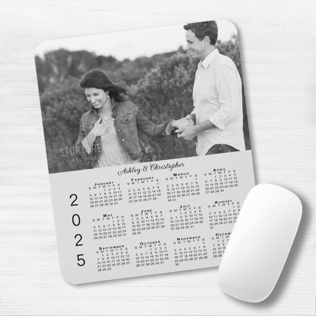 Ihr Foto heißt Personalisiert Gray 2025 Calendar Mousepad (Your Photo Names Personalized Gray 2025 Calendar Mouse Pad in situ)