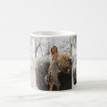 Ihr Foto im Magazin! Personalisiert Chic Coffee M Kaffeetasse<br><div class="desc">Genießen Sie Ihr Foto auf einer Zeitschrift! Diese personalisierte Smart Working Chic Office Desktop Coffee Tasse lässt sich leicht anpassen. Nutzen Sie sie für einen Tee auf Ihrer gemütlichen Zuhause. Es kann sich um eine phantastische Büroeinrichtung handeln. Ideal für Freunde, Bräute, Paare, Kinder und personalisierte Familiengeschenke. Laden Sie Ihr eigenes...</div>