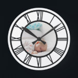 Ihr Foto Personalisierte römische Zahlen Runde Wanduhr<br><div class="desc">Ihr Foto Personalisierte römische Numeruhr von Ricaso</div>