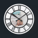 Ihr Foto Personalisierte römische Zahlen Runde Wanduhr<br><div class="desc">Ihr Foto Personalisierte römische Numeruhr von Ricaso</div>