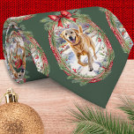 Ihr Hund Haustier Foto Muster Festlich Grün Weihna Krawatte<br><div class="desc">Legen Sie Ihren Hund an diesem Weihnachtsfest in das Bild, mit diesem Foto Krawatte. Die Krawatte zeigt das ausgewählte Foto, das in ovalen "Rahmen" in einem Muster erscheint. Jeder Rahmen hat eine festliche Umgebung mit Grün für extra saisonalen Charme. Der Hintergrund ist ein dunkles Winterblattgrün, das eine stilvolle Kulisse für...</div>