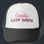 Ihr letzter Rodeo Disco Cowgirl Junggeselinnen-Abs Truckerkappe<br><div class="desc">Feiern Sie Bräute mit diesen Disco Cowgirl-Thema Junggeselinnen-Abschied personalisierten Hüte sein. Sie zeigen den lustigen Slogan "LAST RODEO" in schwarz-weiß Kuh verstecken gemusterte Buchstaben mit dem Namen der Braut oben in rosa Schrift Schrift.</div>