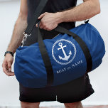 Ihr Name Boot oder Port Nautical Sea Anchor Blue Duffle Bag<br><div class="desc">Ein nautischer Themenduffle mit Ihrem personalisierten Namen, Bootsnamen, Lieblingssegelort, Hafen oder anderen gewünschten Texten. Dieses stilvolle moderne Design besticht durch einen eigenen Bootanker, der durch einen weißen Diamantenring hervorgehoben wird. Die navy blauen Taschen können bei Bedarf einfach durch Anklicken des Editors auf eine beliebige Farbe geändert werden. Mit 2 Größen...</div>