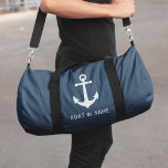 Ihr Name oder Ihr Schiff Vintager nautischer Anker Duffle Bag<br><div class="desc">Eine nautische Doppel-Tasche mit Ihrem personalisierten Namen, Bootsnamen, Lieblingssegelort oder einem anderen Wunschtext in einer modernen Schablonentypografie. Dieses schlichte und dennoch stilvolle Design besticht durch einen eigenen Bootanker und Text in Weiß, hervorgehoben durch die staubigen marineblau blauen Taschen. Sie können das Design einfach bearbeiten und die Taschenfarben in eine beliebige...</div>