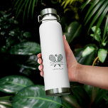 Ihr Tennis Club Name Logo Tennis Team Custom Trinkflasche<br><div class="desc">Passen Sie diesen Wasserflaschen-Beutel einfach an, indem Sie den Club- oder Gesellschaftsnamen hinzufügen, indem Sie auf den Button "Personalisieren" klicken. Sie können den Hintergrund, die Farbe des Schriftartes usw. ändern, indem Sie auf "Bearbeiten mit dem Design-Tool" klicken. Ideal für alle Clubs, Geschäfte oder Schulklassen. Bestellen Sie so viele oder so...</div>