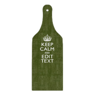 Ihr Text Behalte Ruhe und ist in einem grünen Oliv Schneidebrett